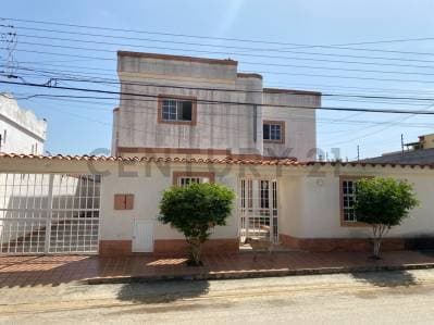 Casa de 2 niveles en la urbanización Mundo Nuevo en los Robles