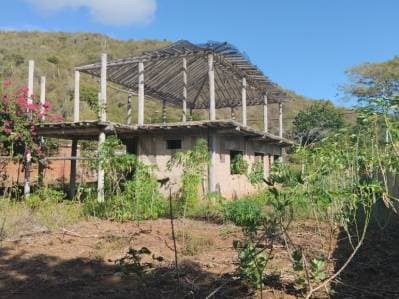 Terreno con bienechuria a pie de montaña