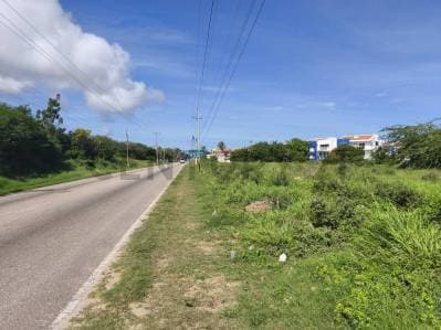 EXCELENTE TERRENO EN LA AVENIDA 31 DE JULIO A POCOS METROS DE PLAYA EL AGUA