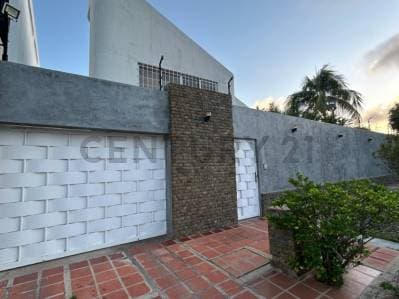 Casa de dos niveles en Jorge Coll